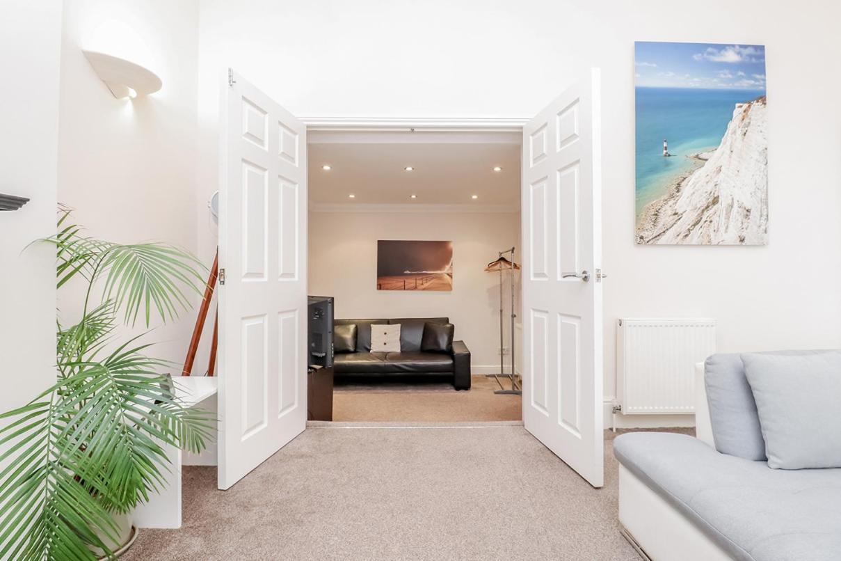 3 Queens Gardens Sea View Apartment Eastbourne Eksteriør billede