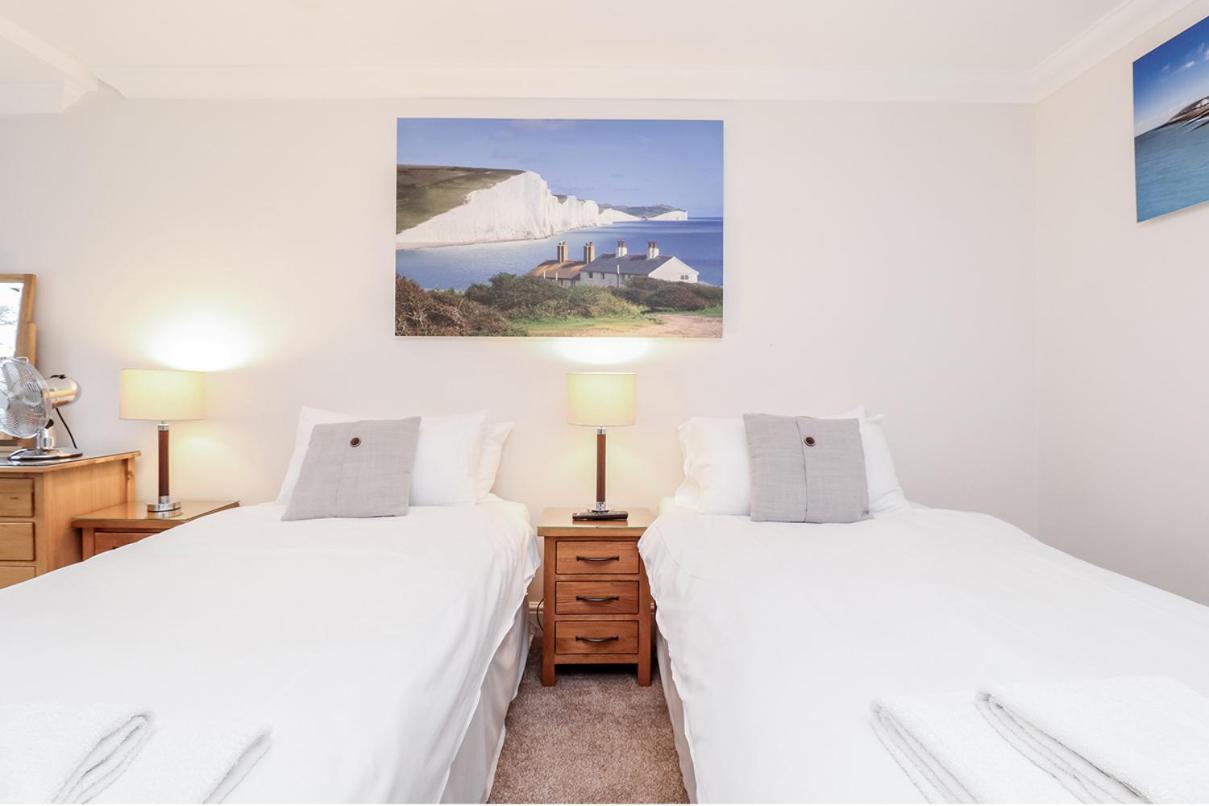 3 Queens Gardens Sea View Apartment Eastbourne Eksteriør billede