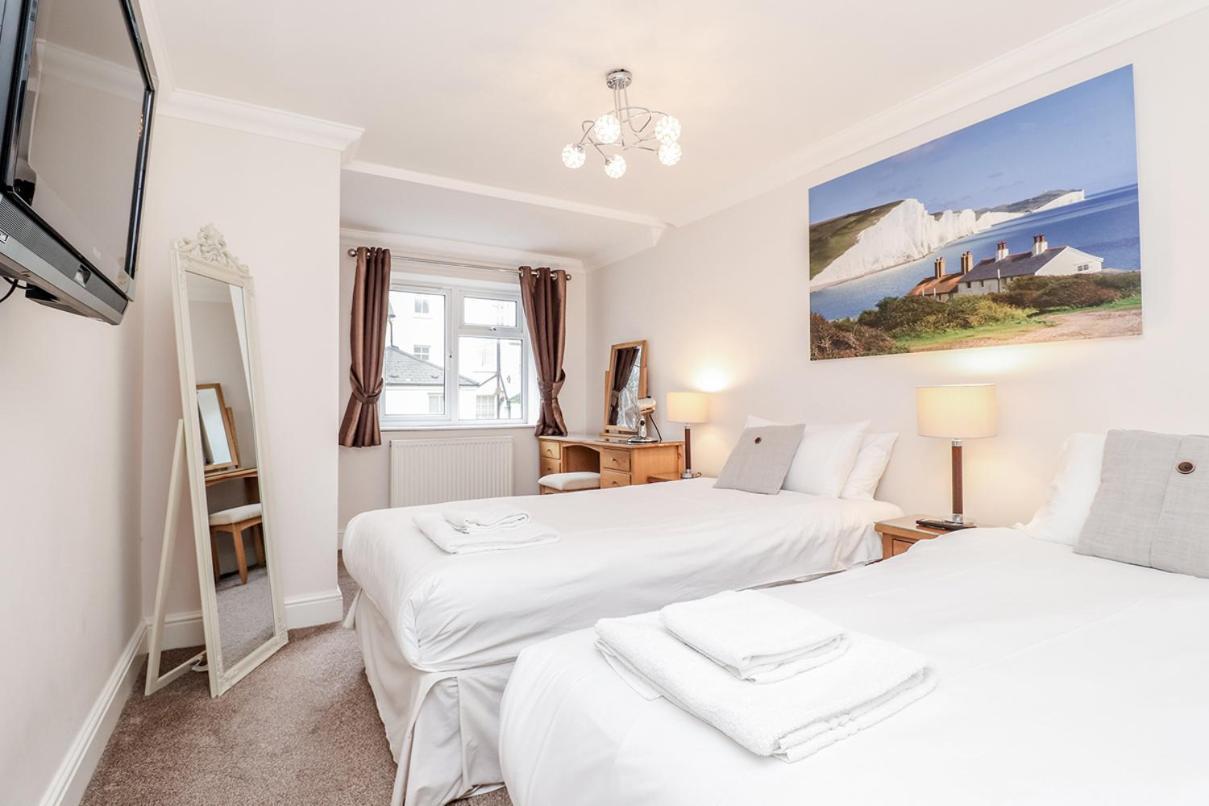 3 Queens Gardens Sea View Apartment Eastbourne Eksteriør billede