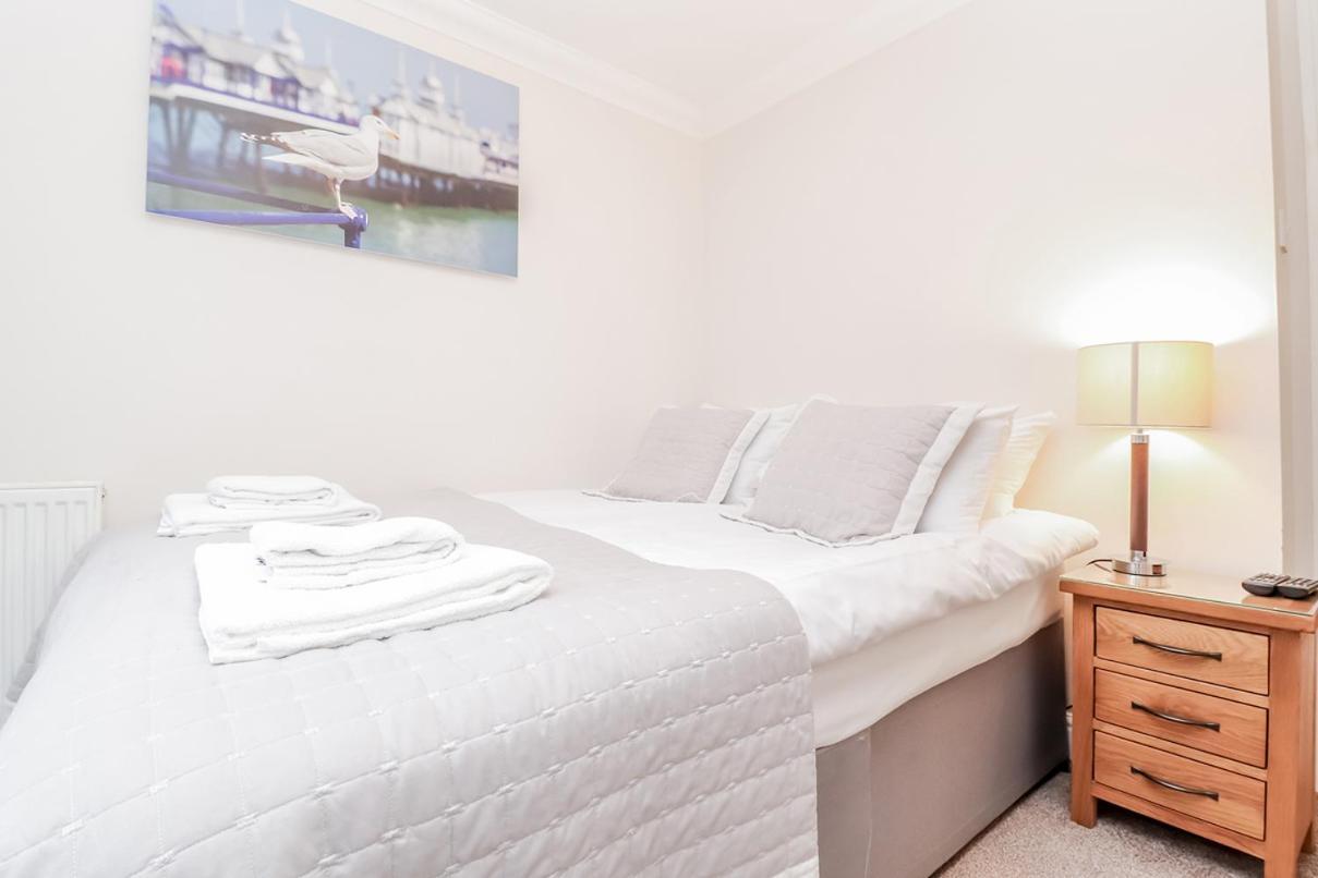 3 Queens Gardens Sea View Apartment Eastbourne Eksteriør billede