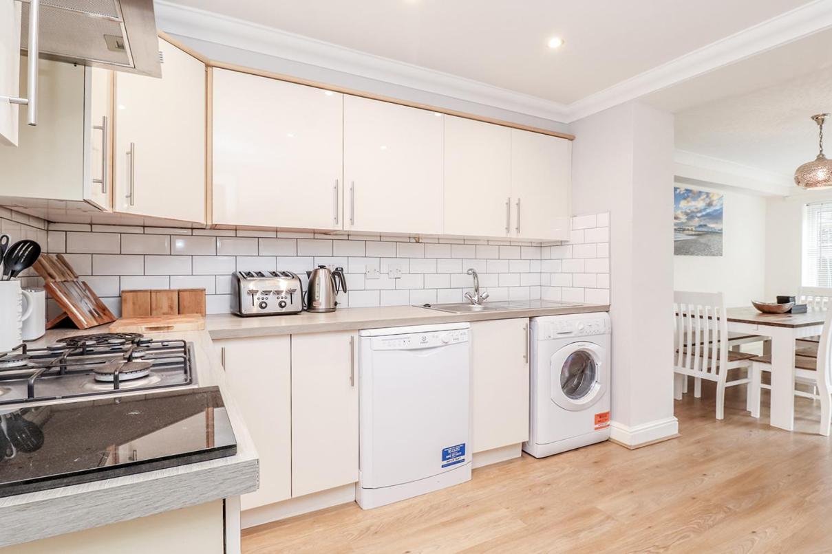 3 Queens Gardens Sea View Apartment Eastbourne Eksteriør billede