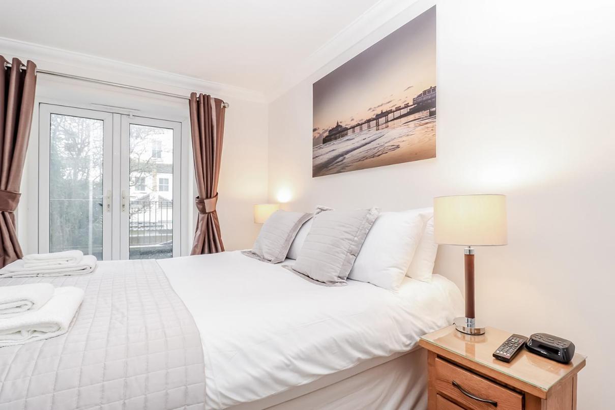 3 Queens Gardens Sea View Apartment Eastbourne Eksteriør billede