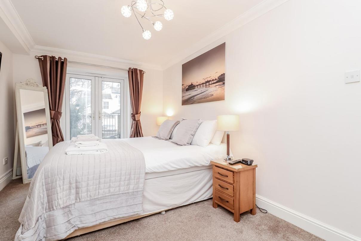 3 Queens Gardens Sea View Apartment Eastbourne Eksteriør billede