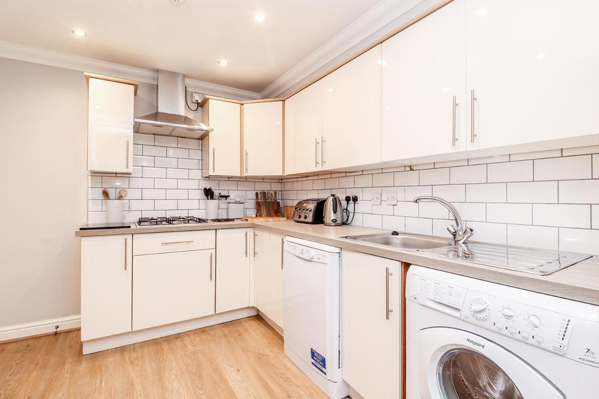 3 Queens Gardens Sea View Apartment Eastbourne Eksteriør billede