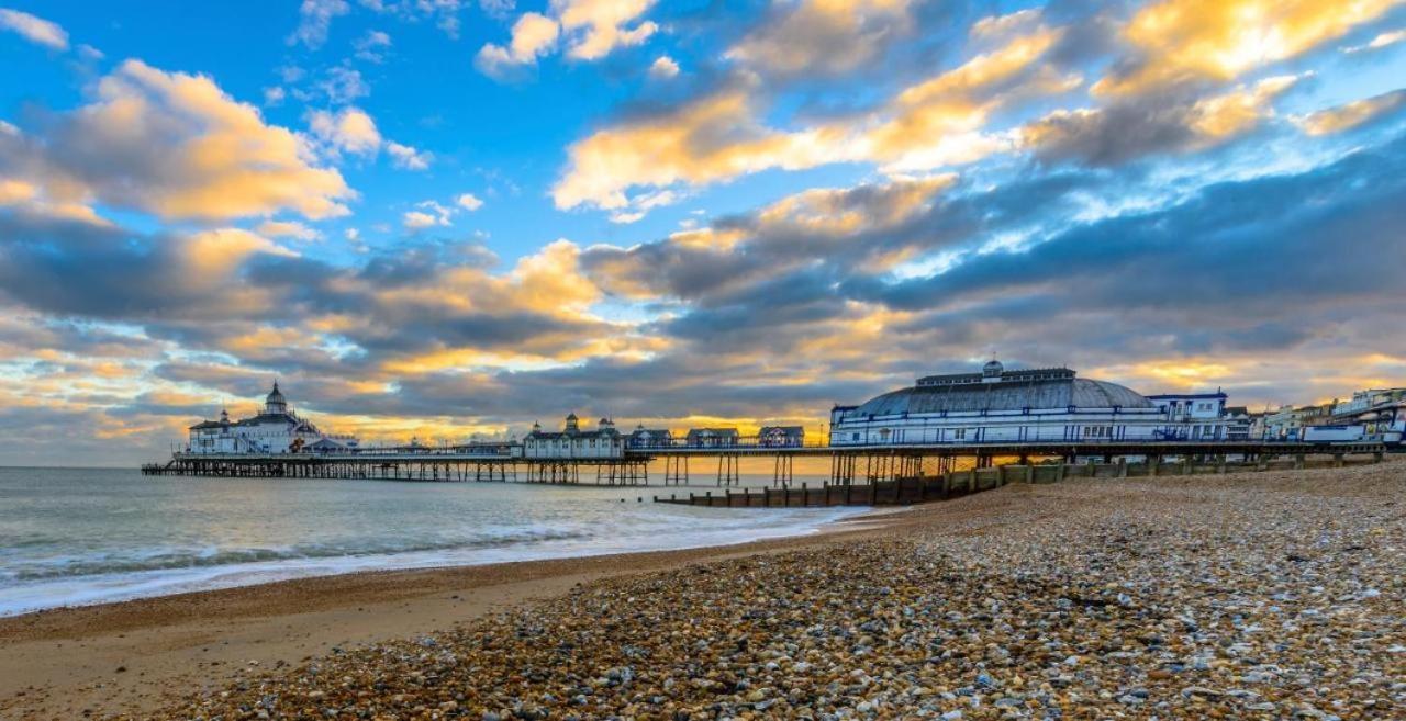 3 Queens Gardens Sea View Apartment Eastbourne Eksteriør billede
